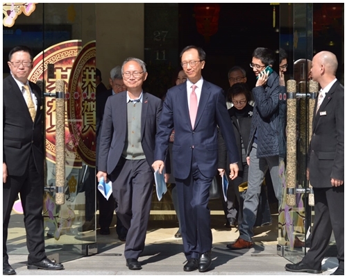 前廣播處副處長戴健文迎接前財政司司長梁錦松。