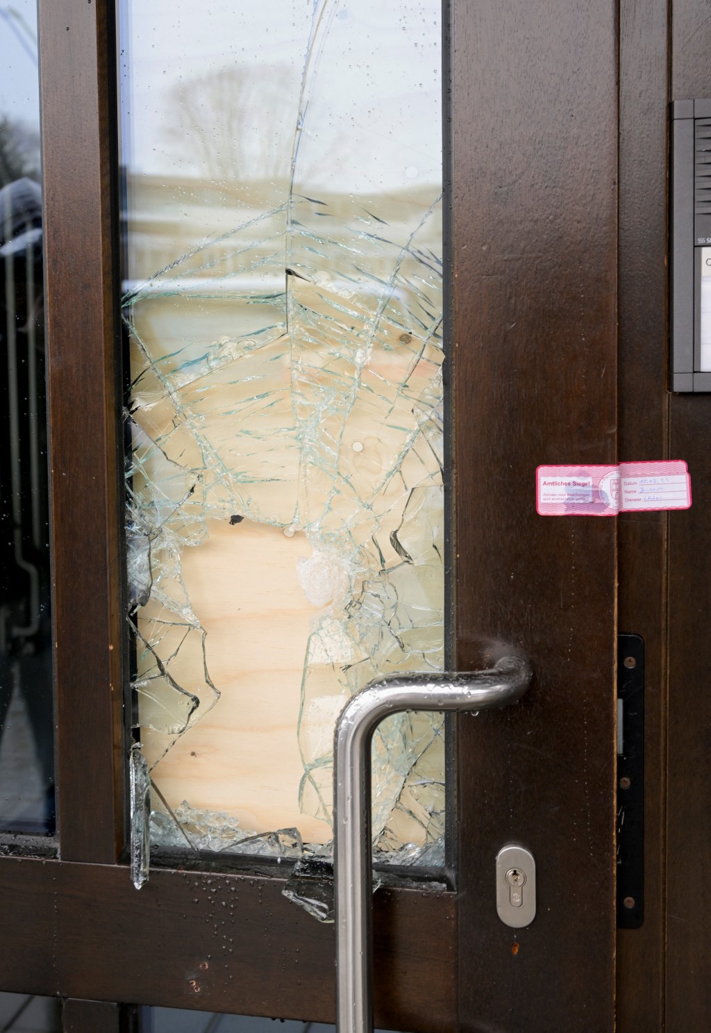 教会一道玻璃碎裂的门被贴上封条。 路透社