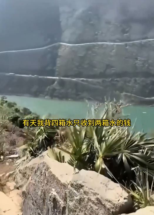 龔先生不滿有行山客貪心零元購，不付錢便取用他人力背上山的飲用水。影片截圖