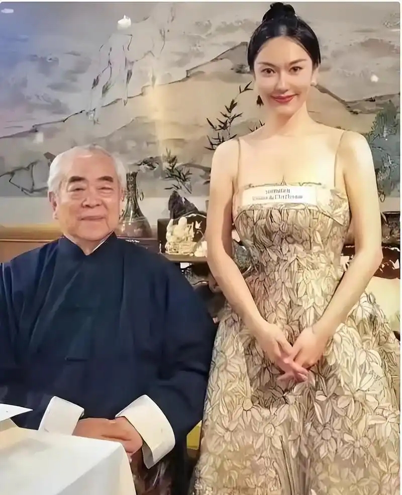 書畫大師范曾與嫩妻徐萌。 網圖 書畫大師范曾與嫩妻徐萌。 網圖