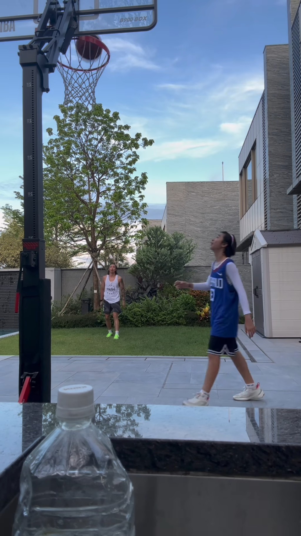 张继聪经常于家中的大花园与儿子打篮球。