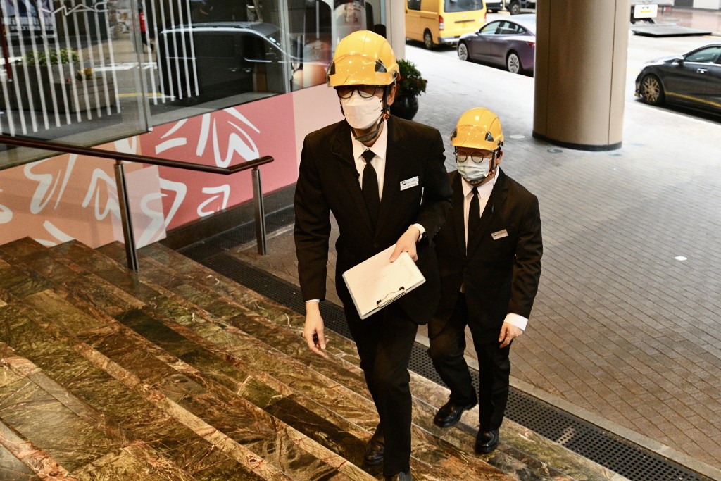 商场工作人员戴上头盔进行检查。卢江球摄