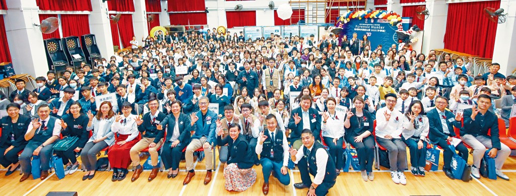 30支中學組參賽隊伍及5支小學組優勝隊伍逾150人,偕同主禮嘉賓與馬中師生合照留念。