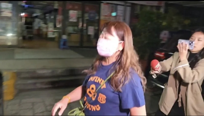 死者蕭男的姊姊對媒體鏡頭控訴，「嫌犯殺了我的弟弟」。 網圖