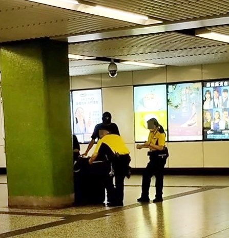 在場的一男一女職員經一輪比畫後,男職 員疑似拿出軟尺,蹲下量度床褥的大小。Threads截圖 在場的一男一女職員經一輪比畫後,男職 員疑似拿出軟尺,蹲下量度床褥的大小。Threads截圖