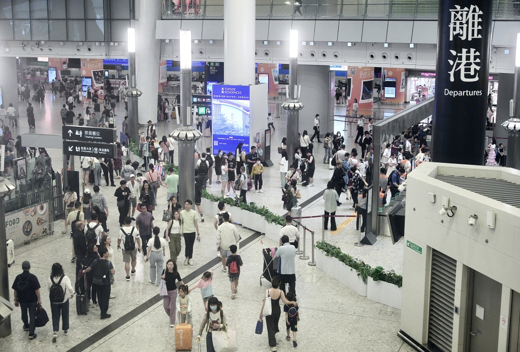 不少旅客今日結束行程返回內地，西九高鐵站離港大堂人流不息。陳浩元攝