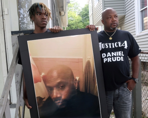 紐約州41歲非裔男子普魯德遭套頭窒息亡案件，陪審團決定不會起訴任何警員。AP資料圖片
