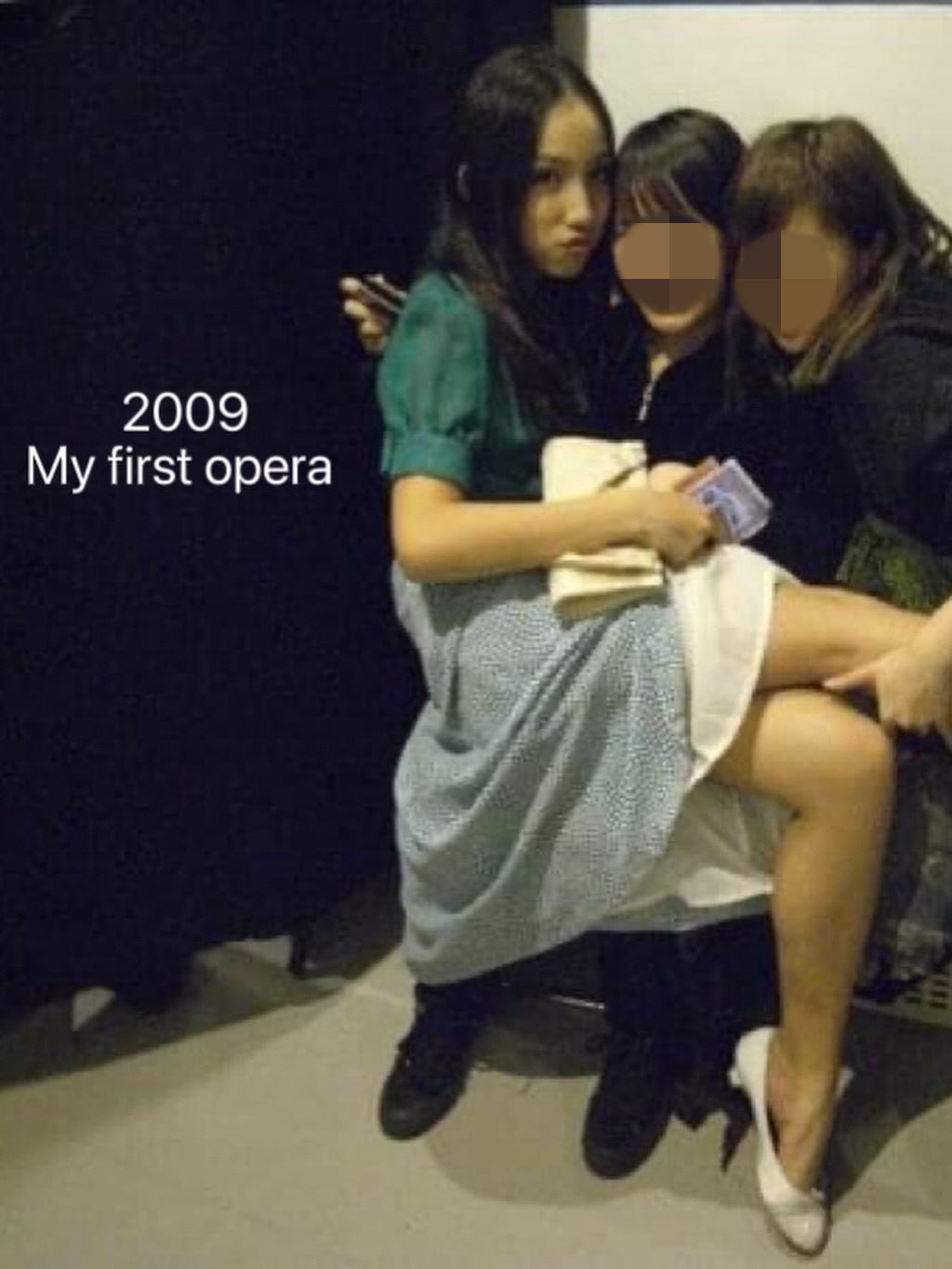 2009年首次踏上歌劇舞台,雖然略帶青澀,但樣貌標緻。 2009年首次踏上歌劇舞台,雖然略帶青澀,但樣貌標緻。