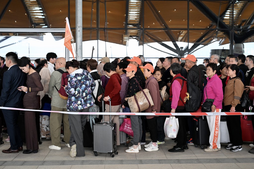 港珠澳大橋香港口岸中午12時30分恢復正常營運後，現場有大批旅客排隊進入。蘇正謙攝