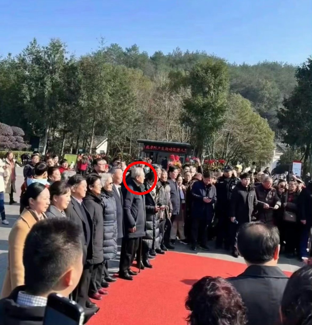 82歲的毛澤東侄子毛遠新及其家屬昨天冒著嚴寒現身韶山，向毛澤東敬獻花籃。