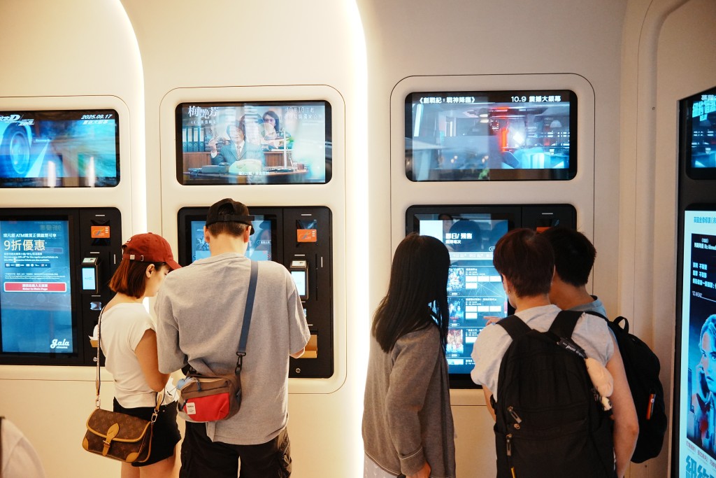 不少市民颱風天看電影。