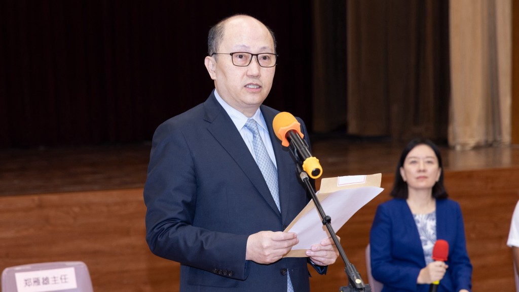 鄭雁雄受中央委托到學校宣讀回信。中聯辦網站圖片