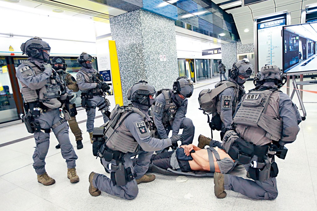 警方和港鐵職員早前在會展站舉行「海盾」聯合反恐演習，模擬有人發動恐襲。