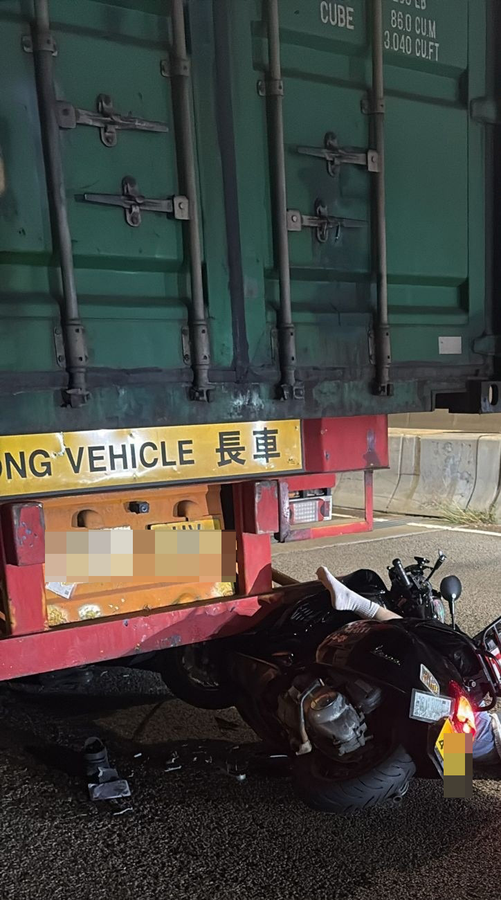 電單車收掣不及，撞向貨櫃車車尾，鐵騎士倒卧地上。網上圖片