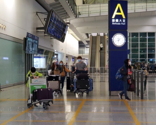 入境人士抵港。