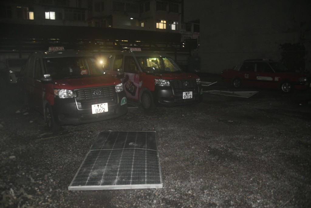 有10塊太陽能板從天而降，跌落土瓜灣旭日街一個露天停車場內，擊中停泊於上址的6輛車。楊偉亨攝