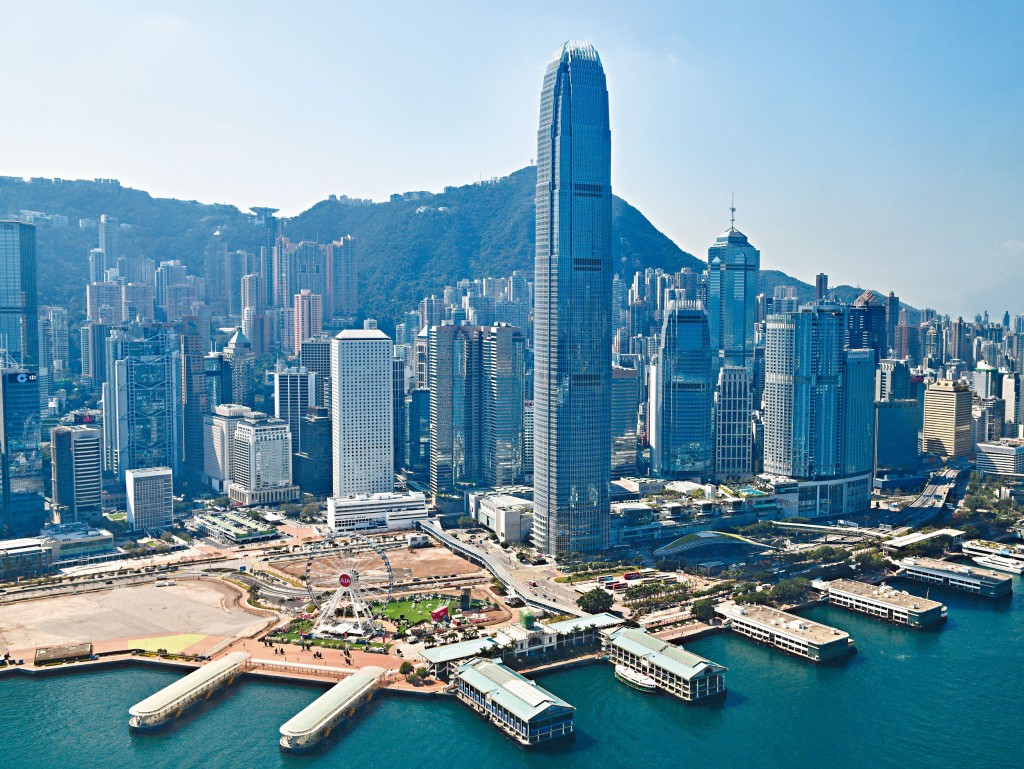 中环新海滨商业地王着重绿化设计，拥逾四十万方呎绿化空间，冀打造「城市绿洲」。