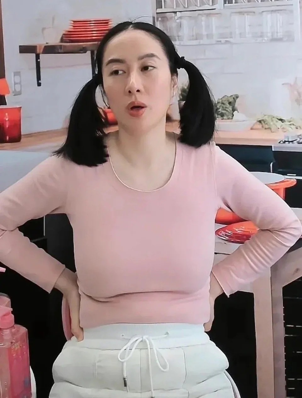 霍建華與女星葉璇曾傳出緋聞，二人曾被拍到一起在橫店漫步，當時有網民爆料指霍建華與葉璇同撐一把傘，並緊緊摟著女方的肩膀，更出入同一家酒店，因而傳出戀情。