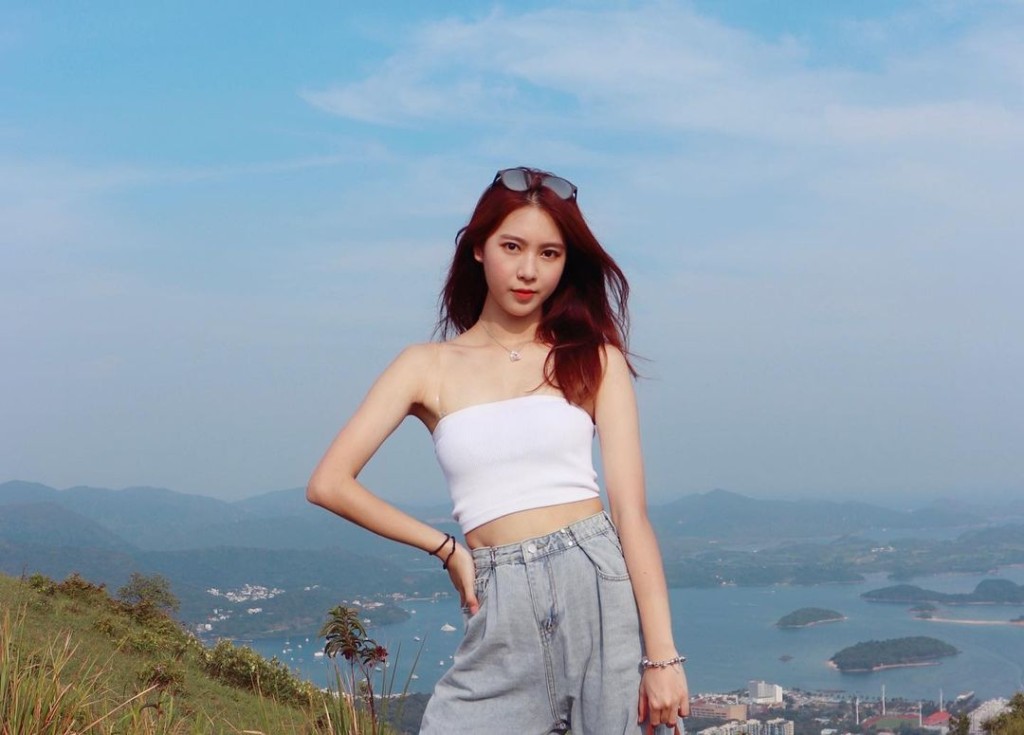 莎莎著住緊身背心去行山。