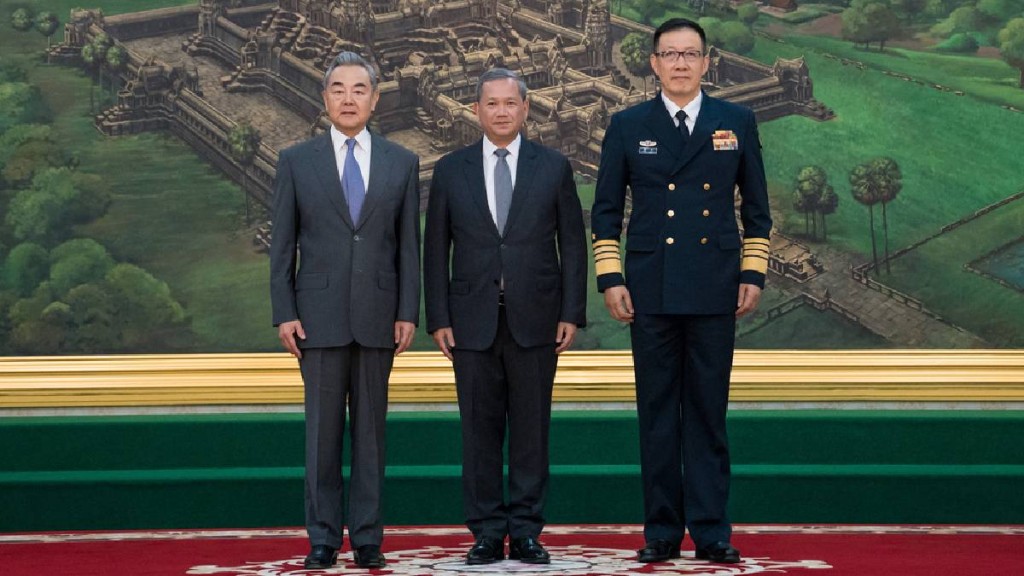 柬國首相洪瑪奈(中)與王毅和董軍合照。美聯社