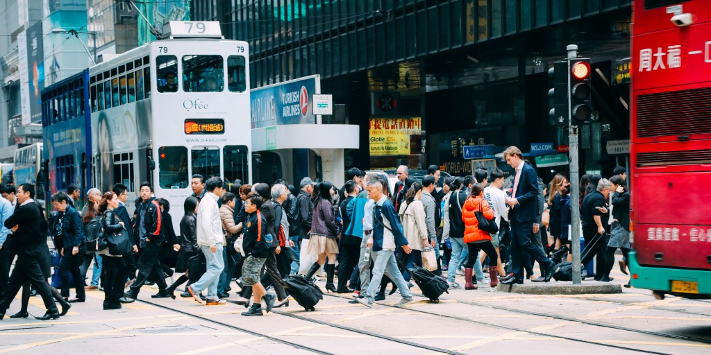  他形容部分本地程式員猶如「踢一腳，行一步」，習慣了穩定高薪的「打工心態」。