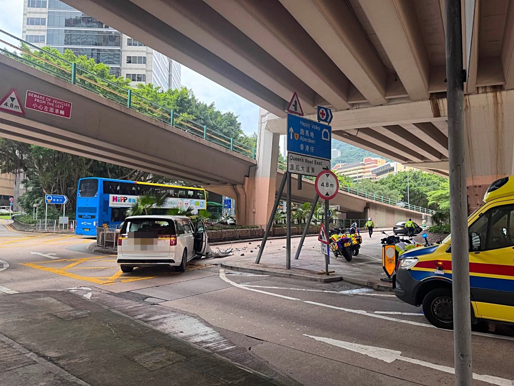 跑馬地發生七人車撼Tesla意外。fb： 馬路的事討論區  