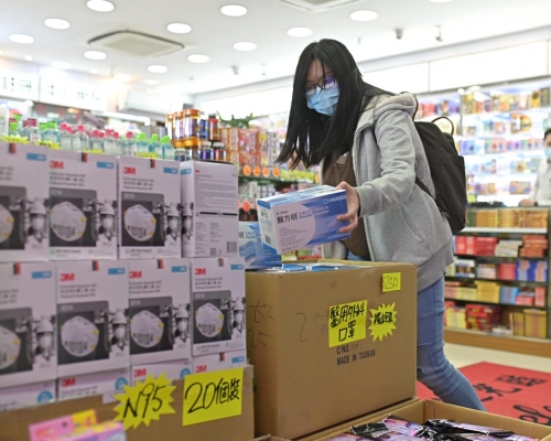 海關試購40個外科口罩樣本,全部符合《消費品安全條例》規定。 資料圖片
