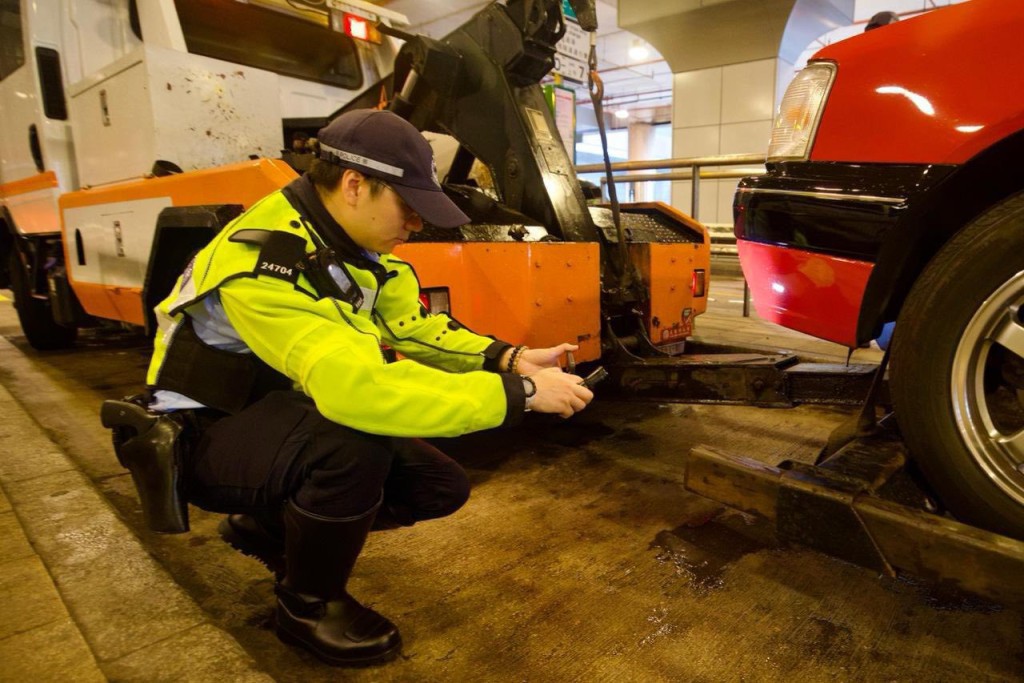 警方拖走一輛懷疑非法干擾安全帶之的士作進一步檢驗。