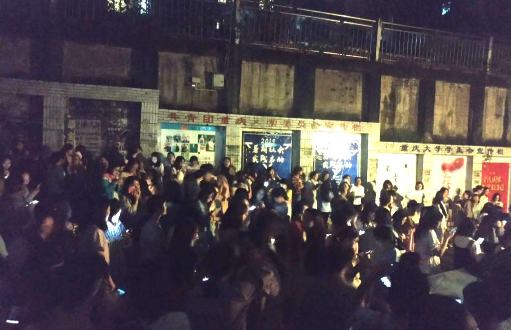 重慶民眾跑落街躲避。網上圖片
