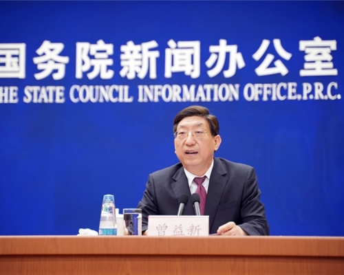 曾益新指是誰在將溯源問題政治化一目了然。新華社資料相