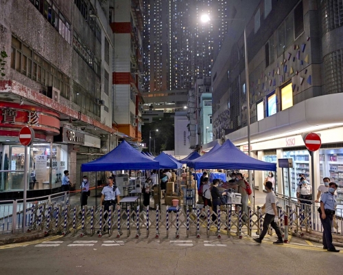 其居住的香港仔利港中心昨晚被政府圍封。資料圖片