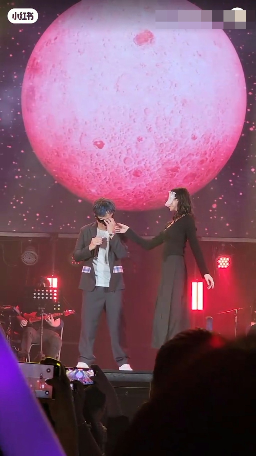 方力申唱《月全蝕》時，在台上為她蒙面伴舞的女伴，有傳這個人正是女友葉萱。