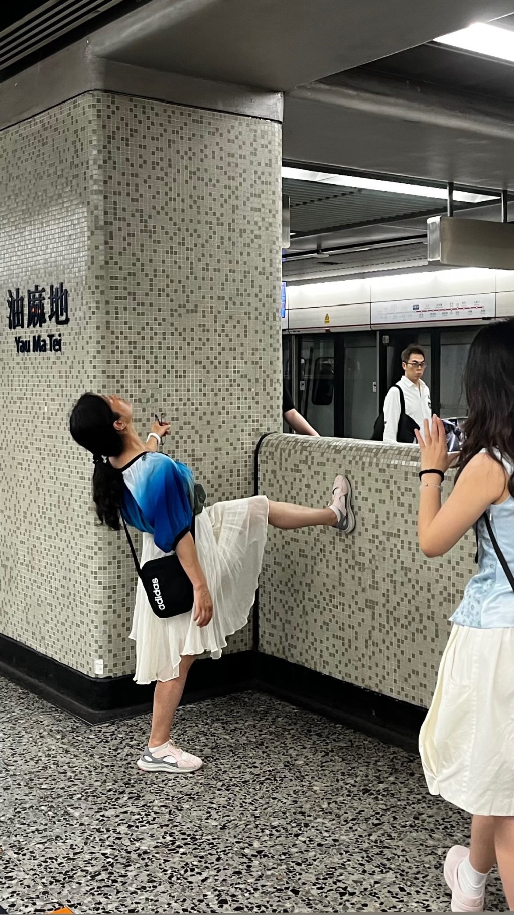 不少旅客喜歡在港鐵站內做出奇怪和誇張的甫士,擺拍打卡。(來源:Threads) 不少旅客喜歡在港鐵站內做出奇怪和誇張的甫士,擺拍打卡。(來源:Threads)