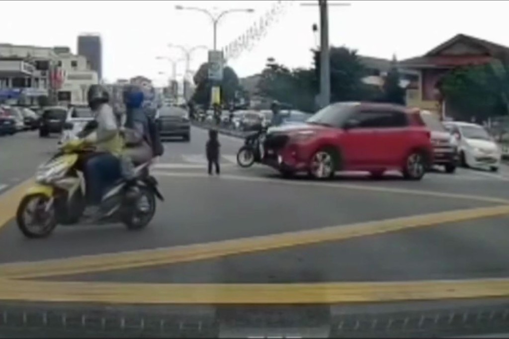 車Cam拍到小孩從汽車跌出馬路，再被兩車連環撞倒的驚險全過程。影片截圖