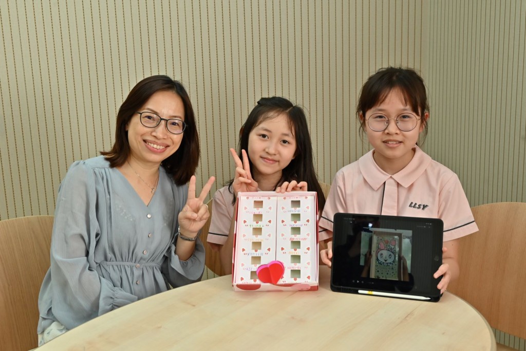 4年級李泇穎（中）和5年級黎鈺瀅（右）在陳瓊瑜主任（左）的指導下，分別製作了DIY遊戲精靈計算師和Melody食豆豆game。前者可加強數學能力，後者可訓練眼明手快。