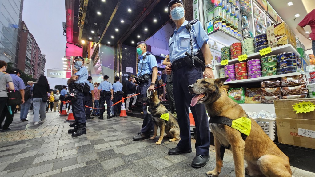 警方入境處全港反罪惡 掃蕩三合會打擊黑工 兩日拘92人。徐裕民攝