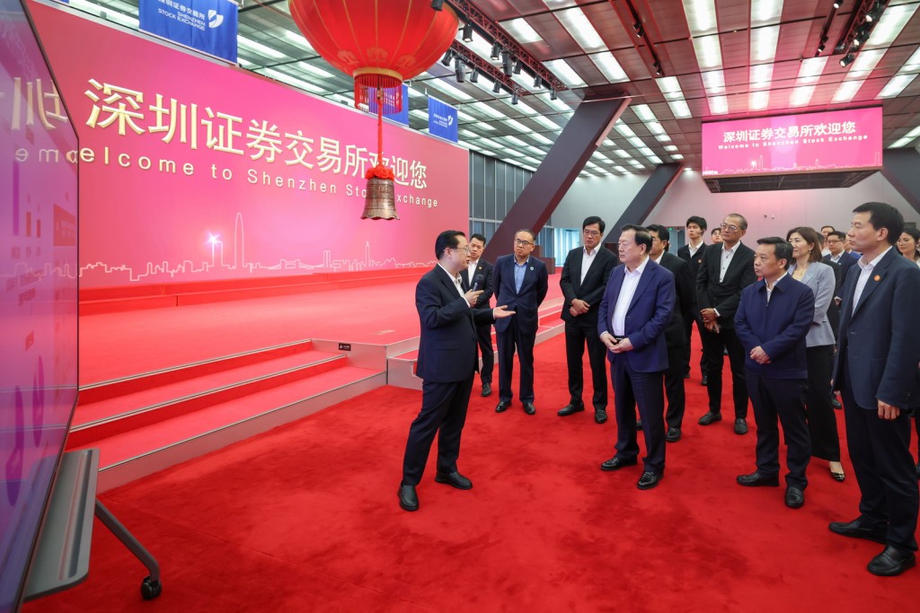 夏寶龍在深圳證券交易所調研。 夏寶龍在深圳證券交易所調研。