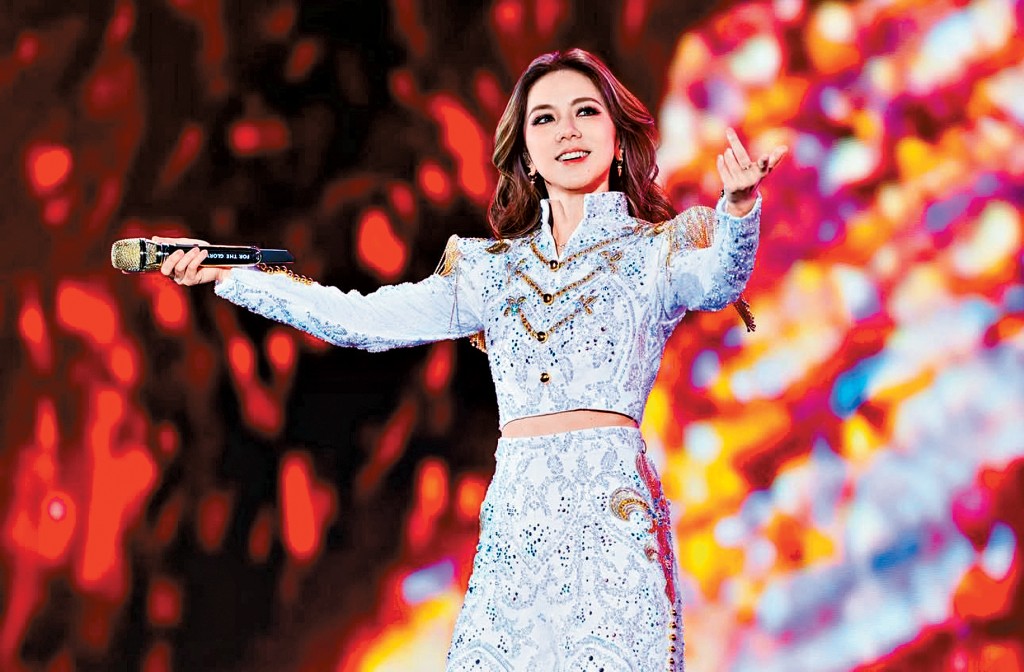 G.E.M.遭前公司要求她48小時內刪侵權內容。