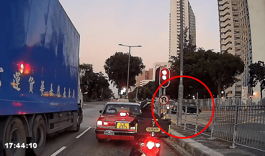 司機疑睇錯「孭仔燈」，開車右轉入沙角街。