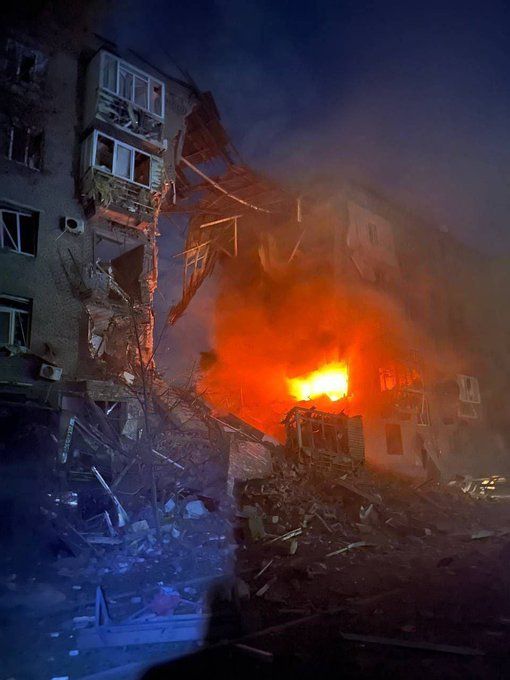 札波羅熱連夜被俄軍轟炸，現場到處都是爆炸碎片及起火。路透