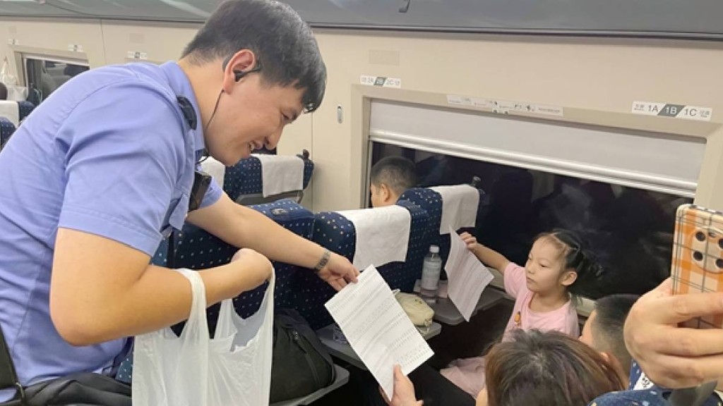 高鐵服務員派試卷治吵鬧孩童。人民網