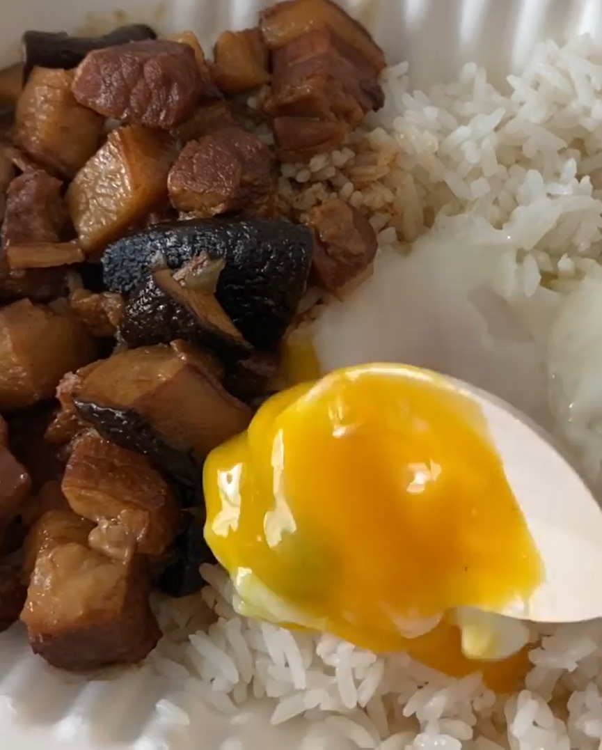 Jeannie分享美味的滷肉飯。