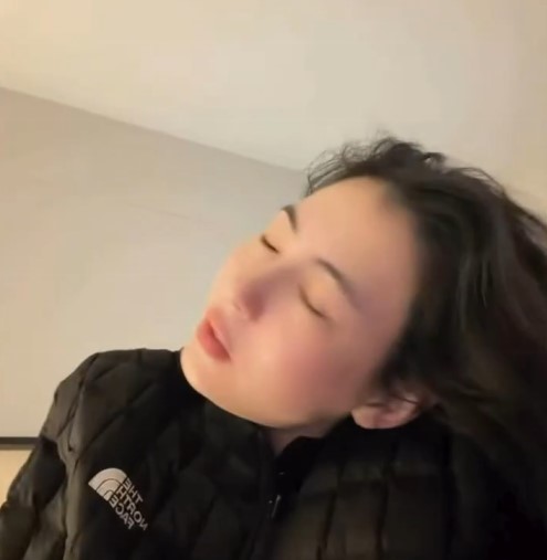 張栢芝展現病容。