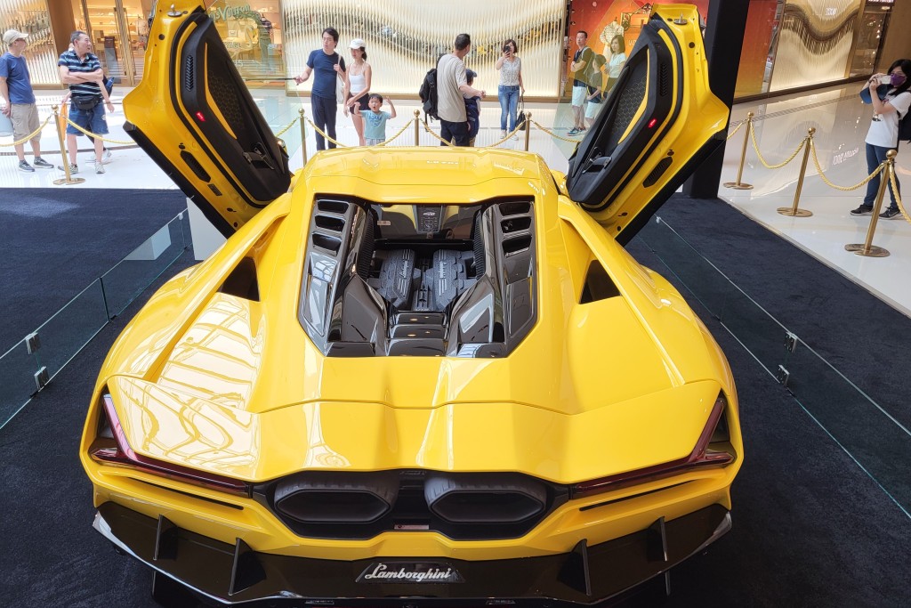 林宝坚尼Lamborghini全新Revuelto首辆右軚版今天(6月22日)起至7月1日(一)于尖沙咀圆方商场公开首展。