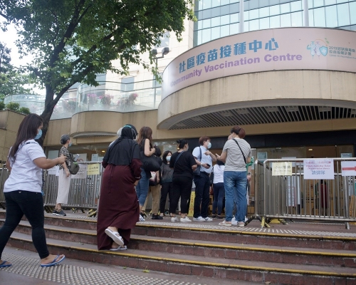 市民繼續接種疫苗。