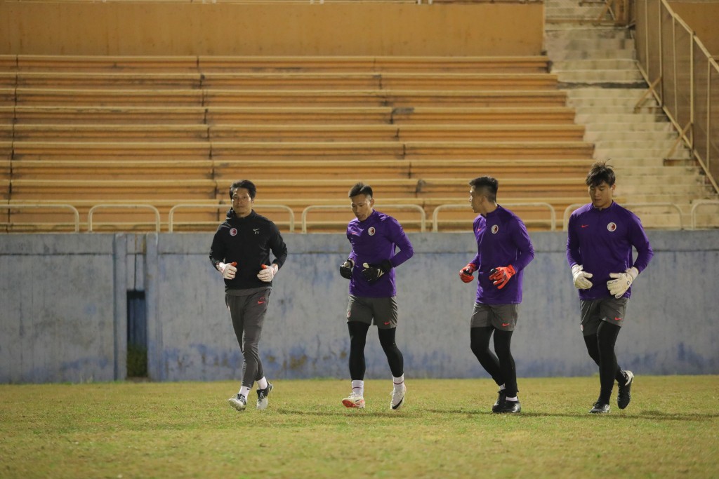 港队门将教练范俊业(左起)，带领叶鸿辉、梁兴杰、谢家荣训练。 足总图片