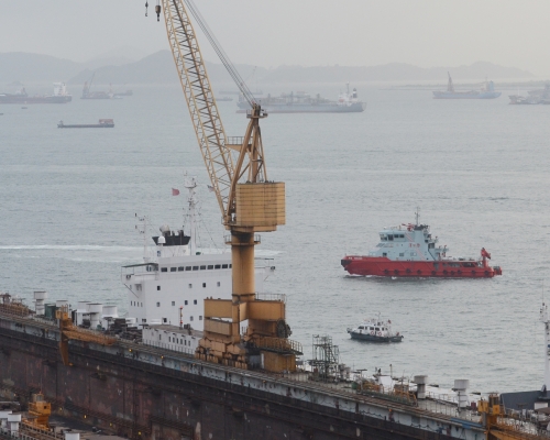 青衣對開海面有工程船工人墮船艙。 資料圖片