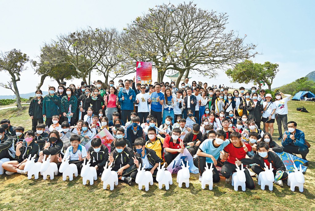 「小龍馬慈善基金」聯同香港賽馬會及本地多個青年團體,舉行「小龍馬.飛翔天際」活動。