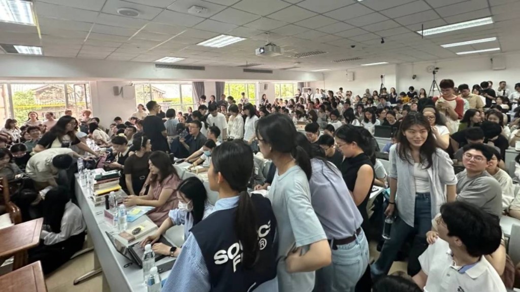 項飆在廣州中山大學開講，容納200人的場地擠入逾400人。小紅書＠林電鰻