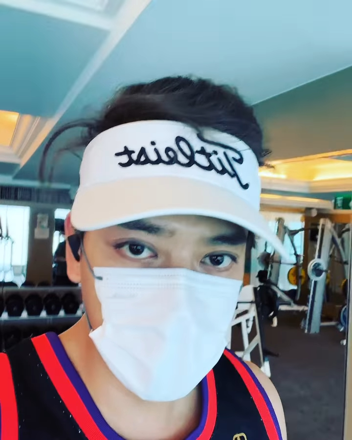 陈晓东分享自拍跑步片，网民话睇落好似化咗妆。